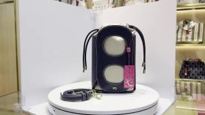 PATSY PG GARIS: A luxury brand women’s crossbody bag with a hollow design offering a classic and fashionable look. It’s a women’s shoulder bag.