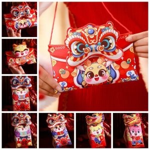 DINAH ตุ๊กตาผ้าพลัฌ กระเป๋าเหรียญตุ๊กตามังกรจีน การ์ตูนลายการ์ตูน สีแดงเเดง กระเป๋าสตางค์นำโชค น่ารักน่ารักๆ ตุ๊กตาของเล่นของขวัญ กระเป๋าใส่เหรียญปีใหม่ เด็กๆเด็กๆ