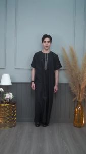 โต๊ปแขนสั้นคอกลม แบรนด์อีกาฟ IKAF มีเป็นเซ็ท พ่อ-ลูก งานเนื้อผ้าคอตตอนผสมโพลีเอสเตอร์ระบายอากาศได้ดี งานปักลวดลายสวยงามมากให้ฟิวอาหรับสุด ดูทันสมัยลงตัว งานตัดเย็บอย่างดีคุณภาพสินค้านำเข้า สวมใส่ได้ตามความเหมาะสม ชุดโต๊ปผู้ชายมุสลิม AE85