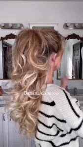 Kẹp tóc hình quả chuối kiểu cổ điển giúp tạo kiểu tóc đuôi ngựa kiểu Pháp dễ dàng phù hợp với tóc dài 3-45 inch. Không gây nếp không làm hư tổn tóc. Thiết kế phẳng giúp tạo độ phồng và mang lại cảm giác thoải mái khi đội. Kẹp có hai răng cài chắc chắn