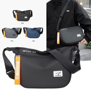 PIYU Newกระเป๋าไหล่ของผู้ชายใหม่แฟชั่นแนวโน้มหนังฟิล์มกระเป๋าพักผ่อนกระเป๋าผู้ชายขนาดใหญ่กระเป๋าไหล่ที่สะดวกสบายและแฟชั่น