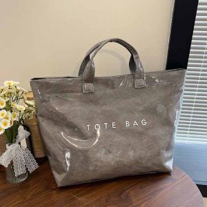 CRNGW กระเป๋าเก็บของ ถุงเจลลี่ใส ฤดูร้อน กระเป๋าโท้ต กระเป๋าโท้ต PVC ง่าย กระเป๋าสะพายไหล่ กระเป๋าถือลายตัวอักษร ว่ายน้ำ