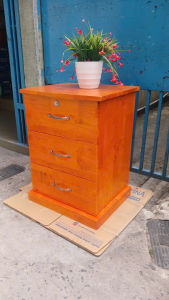Tủ đầu giường đã ráp như hình mẫu chiều rộng 38cm chiều dài 45cm cao 61cm màu cherry gỗ cao su có khóa rất tiện dụng và chắc chắn bền chịu nước.