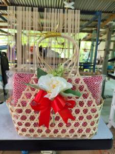 ผ้าห่มทอมือ(พร้อมชะลอม)ผ้าฝ้าย100%🎀ผ้ารับไหว้🎀ของขวัญปีใหม่🎀ของชำร่วย🎀กิ๊ฟเซต 🎀ทักแชทแจ้งสีผ้าก่อนจ้า🎀สินค้าพร้อมส่ง🎀