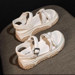 Đế mềm da mũi dày với 5cm tăng trong xăng đan đế xuồng của phụ nữ 2023 Dép khoá gài đính kim cương giả mới giản dị