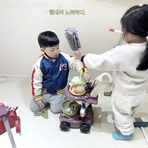 Childrens Broom and Dustpan Toy Set Cleaning Vacuum Cleaner Baby House Cleaning Pretend Play for Girls