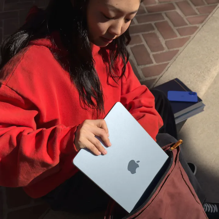 Apple%2013-inch%20MacBook%20Air:%20Apple%20M4%20chip%20with%2010-core%20CPU%20-%20Image%209