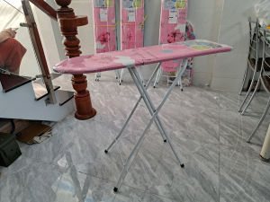 Bàn để ủi quần áo/Cầu là kệ là quần áo kiểu đứng chân gấp gọn/Mầu ngẫu nhiên