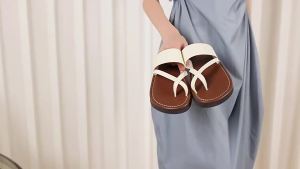 WomenS Fashionable Flat Simple Lightweight Indoor Non-Slip Cross-Strap Sandals For Outdoor Summer Ins Beach Slippers
