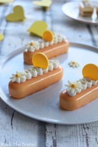 Cetakan Kue Silikon Bentuk Jari & Sosis Lilin Resin\\n\\n Apa Itu Cetakan Kue Silikon Bentuk Jari?\\n\\nCetakan kue silikon bentuk jari adalah alat yang digunakan untuk membuat kue dengan bentuk unik seperti jari tangan. Dengan cetakan ini, Anda dapat menciptakan kreasi kue yang menarik dan berbeda dari biasanya. Selain itu, cetakan ini juga bisa digunakan untuk membuat bentuk eclairs kue.\\n\\n Cara Menggunakan Cetakan Kue Silikon Bentuk Jari\\n\\nBerikut adalah langkah-langkah sederhana dalam menggunakan cetakan kue silikon bentuk jari:\\n\\n1. Siapkan adonan kue sesuai resep yang Anda gunakan.\\n2. Panaskan oven dan siapkan cetakan kue silikon bentuk jari.\\n3. Tuangkan adonan ke dalam cetakan kue silikon bentuk jari hingga penuh.\\n4. Masukkan cetakan kue silikon bentuk jari ke dalam oven sesuai suhu dan waktu yang direkomendasikan oleh resep.\\n5. Setelah matang, keluarkan kue dari cetakan dan biarkan dingin sebelum disajikan.\\n\\n Keuntungan Menggunakan Cetakan Kue Silikon Bentuk Jari\\n\\nAda beberapa keuntungan menggunakan cetakan kue silikon bentuk jari, antara lain:\\n\\n- Membuat kreasi kue yang unik dan menarik.\\n- Mudah digunakan dan membersihkan.\\n- Tahan lama dan bisa digunakan berkali-kali.\\n- Dapat digunakan untuk membuat bentuk eclairs kue.\\n\\n Cetakan Es Batu Coklat & Entremet Mousse Cake\\n\\nSelain cetakan kue silikon bentuk jari, ada juga cetakan es batu coklat dan entremet mousse cake yang bisa Anda gunakan.\\n\\n Cara Membuat Es Batu Coklat Dengan Cetakan Silikon\\n\\nBerikut adalah langkah-langkah sederhana dalam membuat es batu coklat dengan cetakan silikon:\\n\\n1. Siapkan cokelat yang sudah dicairkan.\\n2. Tuangkan cokelat ke dalam cetakan es batu coklat hingga penuh.\\n3. Masukkan cetakan ke dalam lemari es dan biarkan dingin hingga membeku.\\n4. Setelah membeku, keluarkan es batu coklat dari cetakan dan siap disajikan.\\n\\n Membuat Entremet Mousse Cake Dengan Cetakan Silikon\\n\\nBerikut adalah langkah-langkah sederhana dalam membuat entremet mousse cake dengan cetakan silikon:\\n\\n1. Siapkan adonan entremet mousse cake sesuai resep yang Anda gunakan.\\n2. Panaskan oven dan siapkan cetakan entremet mousse cake.\\n3. Tuangkan adonan ke dalam cetakan entremet mousse cake hingga penuh.\\n4. Masukkan cetakan ke dalam oven sesuai suhu dan waktu yang direkomendasikan oleh resep.\\n5. Setelah matang, keluarkan entremet mousse cake dari cetakan dan biarkan dingin sebelum disajikan.\\n\\n Sosis Lilin Resin Untuk Kue\\n\\nSelain cetakan kue silikon bentuk jari, ada juga sosis lilin resin yang bisa Anda gunakan untuk membuat kreasi kue yang menarik.\\n\\n Cara Membuat Sosis Lilin Resin Sendiri\\n\\nBerikut adalah langkah-langkah sederhana dalam membuat sosis lilin resin sendiri:\\n\\n1. Siapkan lilin dan resin sesuai dengan resep yang Anda gunakan.\\n2. Campurkan lilin dan resin hingga rata.\\n3. Tuangkan campuran ke dalam cetakan sosis lilin resin hingga penuh.\\n4. Biarkan mengering hingga membentuk sosis lilin resin.\\n\\n Menggunakan Sosis Lilin Resin Untuk Kue\\n\\nSosis lilin resin bisa digunakan sebagai hiasan pada kue ulang tahun atau kue lainnya. Anda bisa meletakkannya di atas kue atau menyematkannya ke dalam kue sesuai selera.\\n\\nDengan menggunakan cetakan kue silikon bentuk jari, es batu coklat, entremet mousse cake, dan sosis lilin resin, Anda bisa menciptakan kreasi kue yang unik dan menarik. Selamat mencoba!\"