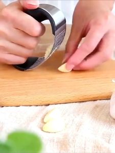 Parutan Alat Penghancur Penghalus Bawang Putih Garlic Presser Stainless Steel
