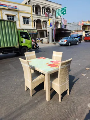 Meja Makan Rotan ( 1 Set Dengan Kursi)