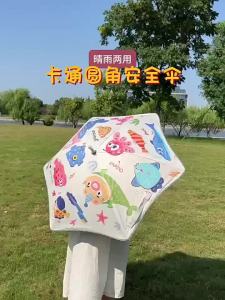 ร่มเด็กน่ารักปลอดภัยพร้อมแถบสะท้อนแสง UPF50+ ร่มมุมกลมมีล้อป้องกันการแทง UV แดดฝนร่มเด็ก