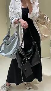 GROTT0 个 le Le 26 New casual and minimalist pleated leather tote bag designed as a crossbody or shoulder bag