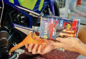 Nhớt Sprayking Ultra 10w40_lon 1 lít full tổng hợp dành cho xe máy