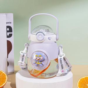 Bình Nước Trẻ Em Hình Hoạt Hình 900ml Có Dây Đeo Kèm Ống Hút Tặng Sticker 3D binhdung nuoc