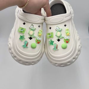 หัวเข็มขัด Crocs Jibbilz 14ชิ้น/เซ็ต DIY อุปกรณ์เสริมรองเท้ามีเสน่ห์การ์ตูนแฟชั่นสีเขียวสำหรับ Crocs