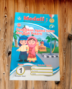 LKS MEDALI KELAS 1 PENDIDIKAN AGAMA ISLAM DAN BUDI PEKERTI KURIKULUM 2013 SEMESTER 1