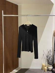 French style long-sleeved t-shirt for women Fall 2026 simple design. The collar is half-zip. Versatile casual fashion.