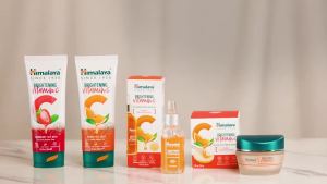 Himalaya Brightening Vitamin C Orange Face Serum with Hyaluronic Acid Lightweight Vitamin C Serum with Niacinamide Hyaluronic Acid & Tangerine Peel Extract for Visibly Brighter Looking Skin1 oz