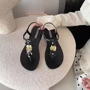 [Free Shipping] 2025 Summer New Design Womens Shoes Black Flower Decorated Flat Sandals Womens Non-Slip Beach Shoes
