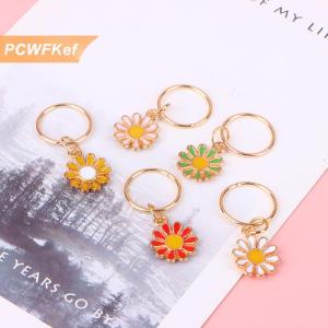 【PCWFKef】 เครื่องหมายการถักอัลลอยรูปดอกเดซี่5ชิ้น เซ็ตจี้รูปดอกไม้หลากสีสำหรับเครื่องมือถักนิตติ้ง DIY