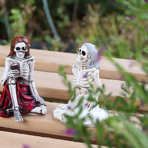 Halloween Chatting Skeleton Lady Statue Detailed Carving Resins Figurine Ornaments For Mantels Shelf Desk Decoration