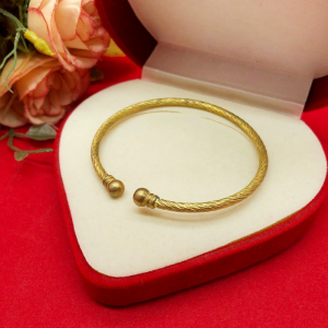 กำไล C งานดิบทองเหลืองหัวตุ้ม ตัวเรือนลายเกลียว ฟรีไซส์ ปรับขนาดได้ ใส่ในชีวิตประจำวันได้ พร้อมส่ง