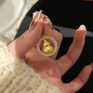 สร้อยคอน้ำเต้าปัดเกลียวแบบหมุนได้สำหรับผู้หญิงทองใหม่สไตล์จีนย้อนยุคอารมณ์ประณีตความรู้สึกสูงแหวนกลมจี้ทองทราย