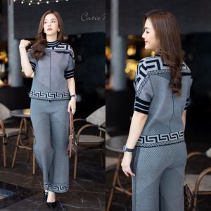 ชุดเซ็ทไหมพรมเนื้อหนาเกรดพรีเมี่ยม ผ้ายืดได้ทั้งตัว เนื้อผ้านุ่มผ้าดีมากค่ะ มาพร้อมงานทอทั้งตัวลายแบรนด์ดัง  ทรงเป๊ะมากค่ะ งานสวยเกรดระดับขึ้นห้างใส่แล้วสวยเก๋ ไม่ซ้ำใครนะคะ