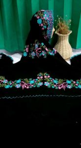 (COD) Mukena Terusan Dewasa Polino Kain Dasar Hitam Motif Bordir Bunga Alysum Pita Indah