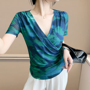 YIMEI เสื้อพิมพ์ลายสลิมฟิตอีลาสติกคอวีแขนสั้นสำหรับผู้หญิงอินเทรนด์ชุดกันแดดใหม่ฤดูร้อน2025เสื้อยืดมีรอยยับ