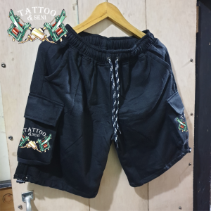 Shorts Cargo Kanan Casual Rapii Hitam dengan Motif Tattoo