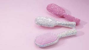 Rhinestone Hair Brush for Women - Sparkly Bling Crystal Detangling Brush Vintage Retro Glam Style Anti-Static Hairbrush Cute Fashion Beauty Gift for Girls & Ladies