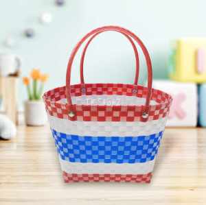 [ส่งฟรี]กระเป๋าสานพลาสติกทำด้วยมือลายธงชาติติดการ์ตูนสวยๆ ขนาด 12 x 21 x 22 ซม.