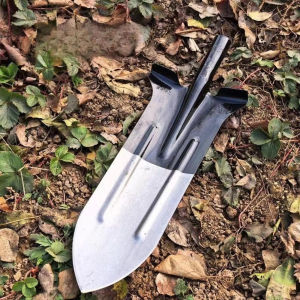 พลั่วแซะหญ้า พลั่วเหล็ก เสียมขุดดิน ใช้งานได้หลากหลาย ทำความสะอาดถนน ทำความสะอาดปศุสัตว แข็งแรง ทนใช้ การออกแบบเหยียบ