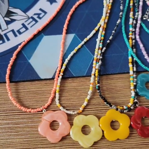 สร้อยคอลูกปัดอะคริลิคพร้อมจี้ดอกไม้สีสันสดใสปรับล็อคโซ่กระดูกไหปลาร้าโซ่คอจี้มีโพรงทะลุ