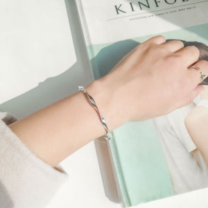 【♡Lovely girls house♡】Fashion Roman Numerals Dial Round Wrist Quartz Womens Watch Silver Twist Simple Bracelet for Men Women