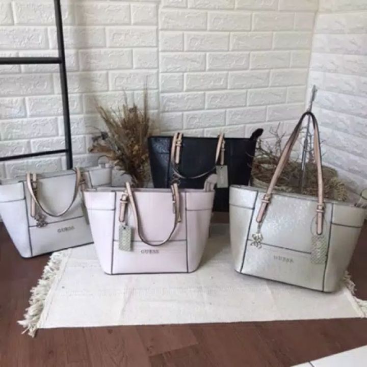 GUESS DELANEY HOLO TOTEBAG LARGE Tas Kulit Casual Wanita Tote Bag
