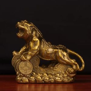 Tượng linh vật con hổ bên đồng tiền may mắn bằng đồng thau quà tặng cho năm nhâm dần phong thủy Hồng Thắng