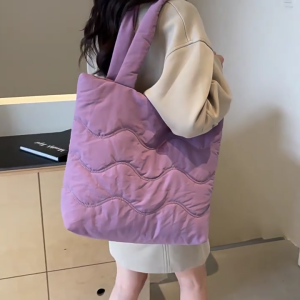 กระเป๋าถือผ้านวมที่กว้างขวางสำหรับกระเป๋าสะพายไหล่ผู้หญิงในสีต่างๆ Essential สะดวกสบายกระเป๋าถือสำหรับการเดินทางทุกวัน