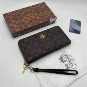 กระเป๋าสตางค์ ใบยาวรุ่นซิปรอบมีสายคล้องมือได้ ขนาด 8 นิ้วมีช่องใส่บัตรมีช่องใส่แบงค์ได้ไม่ต้องพับมีช่องซิปใส่เหรียญงานสวยมีอุปกรณ์ครบพร้อมกล่อง