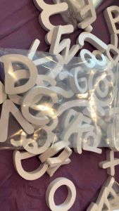 ตัวอักษรพลาสวูด ขนาด 8 cm หนา 10 มิล สีขาว ระบุข้อความในเเชท