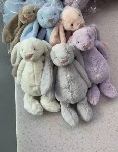 Vương Quốc Anh JE Đồ chơi nhồi bông Bonnie Rabbit Classic Shy Series màu trắng kem hồng kaki