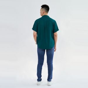 Kemeja Polos Pria Lengan Pendek Kerah Cuban Bahan Rayon Twill 30s Warna Hijau Botol