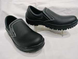 SEPATU SLIP ON SAFETY OXLAY KARET SAMPING PENDEK HITAM DAN COKLAT UJUNG BESI SOL KELILING PRIA