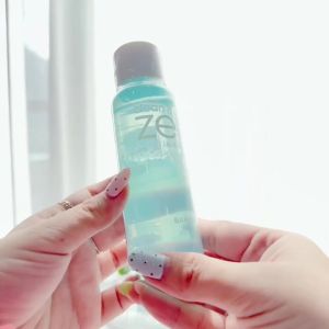 Nước Tẩy Trang Mắt Môi Banila Co Clean It Zero Lip & Eye Remover 100ml - - Công thức 2 lớp dầu - nước giúp làm sạch hiệu quả mà không gây khô căng.  - Hỗ trợ giữ ẩm hạn chế cảm giác châm chích vùng mắt môi.