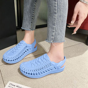 LKfashion สินค้าเข้าใหม่ รองเท้าแฟชั่นงานรัดส้น รุ่นนี้ฮิตมาก วัสดุเป็นยางน้ำหนักเบา นุ่มนิ่มสุดๆ มีให้เลือกหลายสีเลย ชอบสีไหนก็จิ้มในตะกร้าเลยจ้าา