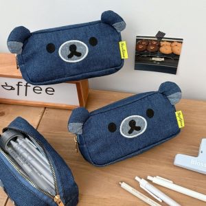 XHLXH ที่เก็บเครื่องสำอาง กระเป๋าดินสอริลัคคุมะ ความจุขนาดใหญ่ หมีผ่อนคลาย กระเป๋าดินสอผ้าคาวบอย ผ้ายีนส์ การ์ตูน กระเป๋าเก็บเครื่องเขียน ผู้ชาย/ผู้หญิง