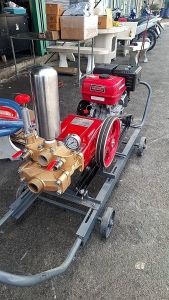 ปั๊มพ่นยา2นิ้วชนเครื่องยนต์เบนซินพร้อมโครงรถ4ล้อชุดปํ๊มแรงดันสูงเน้นส่งไกลเน้นดันขึ้นเข้า ท่อเข้าออก2นิ้วชนเครื่องยนต์13/15/18แรงม้าเบนซินประกัน1ปี